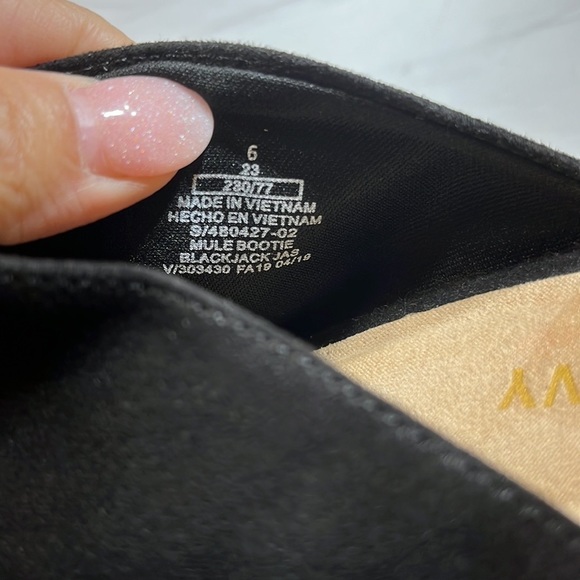 Old Navy Slip-On Pointed Toe Heel Suede Black sz 6 - Picture 9 of 9